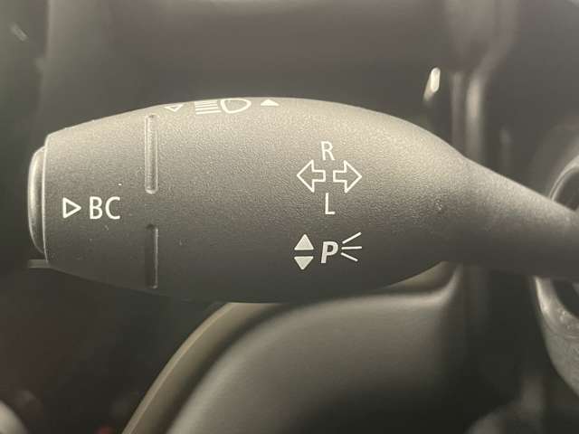 【運転席操作部】『運転席周辺の装備』の画像になります。快適なドライブを楽しむための機能が装備されています！運転席から触れるので使いやすいです！