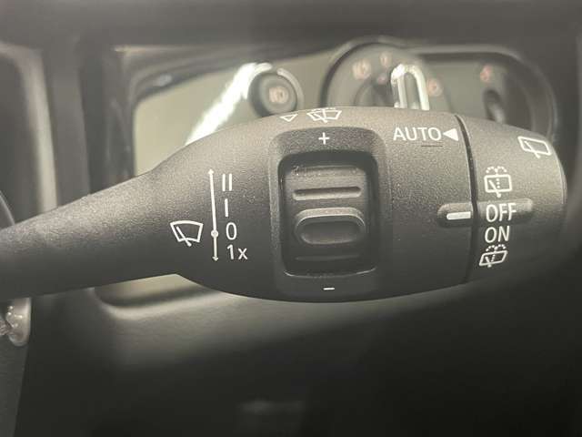 【運転席操作部】『運転席周辺の装備』の画像になります。快適なドライブを楽しむための機能が装備されています！運転席から触れるので使いやすいです！