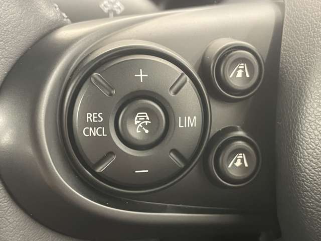 【運転席操作部】『運転席周辺の装備』の画像になります。快適なドライブを楽しむための機能が装備されています！運転席から触れるので使いやすいです！