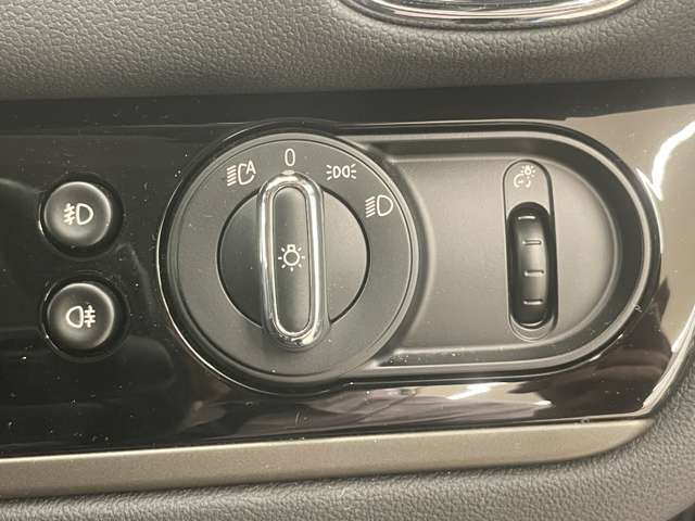 【運転席操作部】『運転席周辺の装備』の画像になります。快適なドライブを楽しむための機能が装備されています！運転席から触れるので使いやすいです！