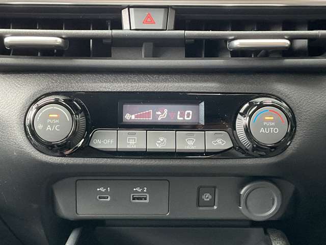 オートエアコンは、温度や風量を自動で調整してくれるため、運転に集中でき、疲労軽減にもつながります。また、車内の温度を一定に保つことで、結露やカビの発生を防ぐ効果もあります。