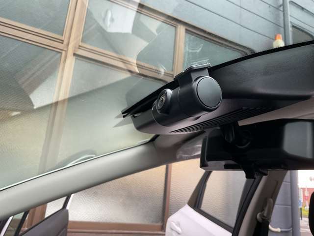 ドライブレコーダーは、車の運転中に前方の映像を記録する装置です。万が一の事故の際に、状況を記録して証拠として利用することができます。