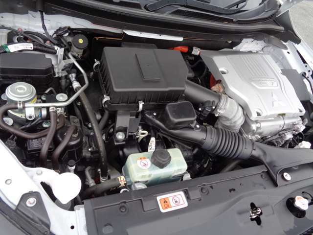 前後1基ずつの高出力モーター、大容量駆動用バッテリー、2.4L　MIVECエンジンなどで構成するツインモーター4WD方式のPHEVシステム！