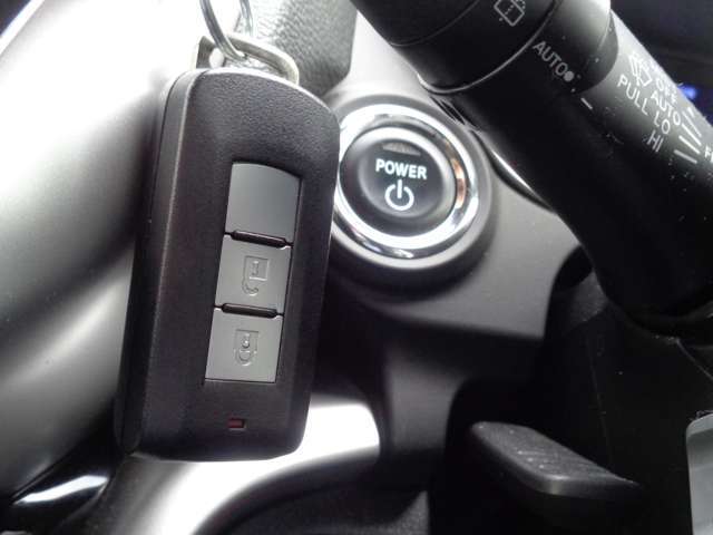 キーレスプッシュスタートシステム！携帯リモコンを持っていれば、リクエストスイッチを押すだけでドアの施錠・解錠が可能。ブレーキを踏んでエンジンスイッチを押せば、エンジンの始動・停止もできます！