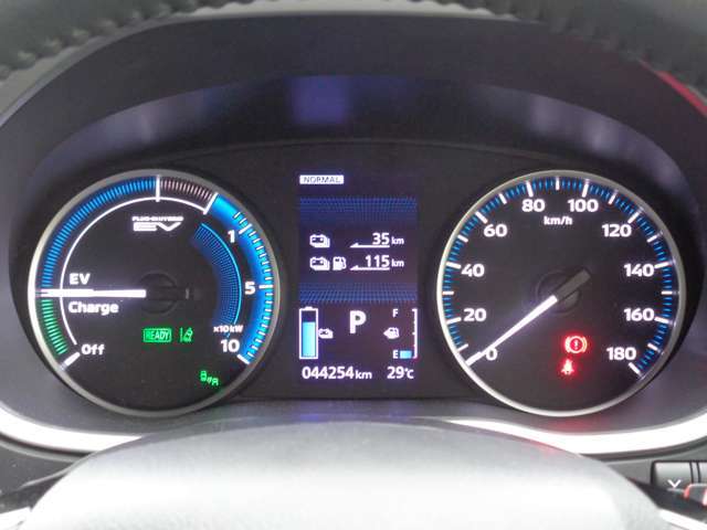 視認性の良いメーター！県内の方であれば支払い総額で乗れます！お車を取りに来て頂ければ県外登録費用はプラス1万円でOK！支払い総額で比べてください！全国登録納車もできます！お気軽にご相談下さい！