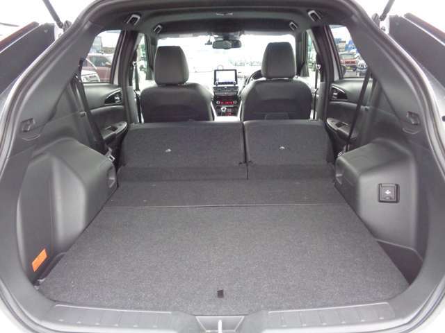 後席シートは左右分割で倒れるからこんなに広くなります！大きなお買い物も気にせずできますね！JAAA日本自動車鑑定協会の鑑定士によって車輌状態の細かな部分まで鑑定を行なっています！鑑定書付で安心！