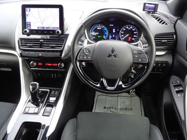 ブラックを基調色とし、エンボス加工のスエード調素材と合成皮革のコンビネーションシート！専用外観としスマートフォン連携ナビゲーションなどを標準装備した上級仕様「P」！