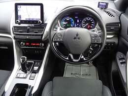 ブラックを基調色とし、エンボス加工のスエード調素材と合成皮革のコンビネーションシート！専用外観としスマートフォン連携ナビゲーションなどを標準装備した上級仕様「P」！