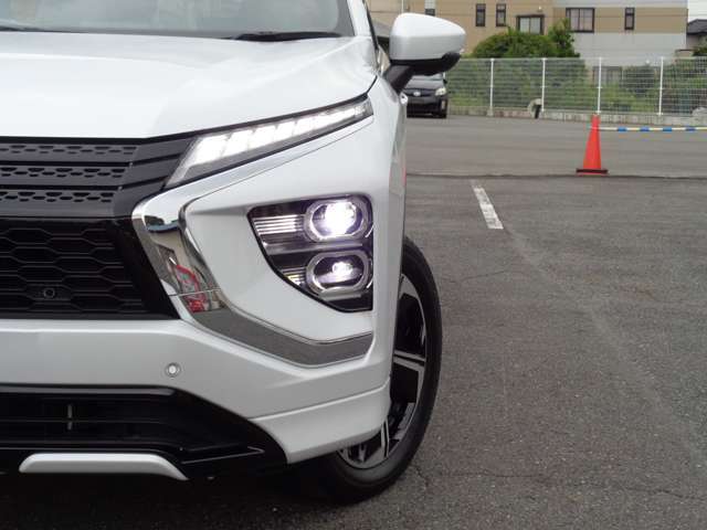 夜間の視界も見やすくて安心のLEDヘッドライト！視界の悪いときに大活躍のフォグランプ！オートライト機能も付いていますので、暗くなれば自動でライトの点灯、エンジン停止時は消灯してくれます！