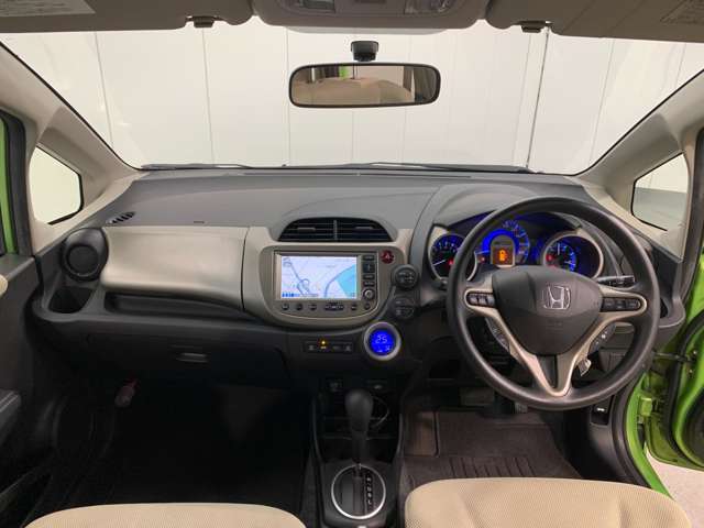 見通しの良い運転席回りとなっておりますので安心して運転をして頂けます！窓が大きいので明るく開放的な室内です