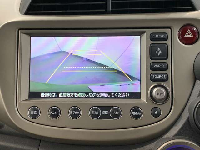 バックギアに入れるだけで自動でリヤカメラに切り替わります！車庫入れやバックが苦手な方にオススメ！