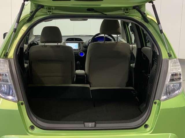 後列を収納すれば大型トランクに早変わり！段差も出来ず荷物の積み込みもラクラク♪
