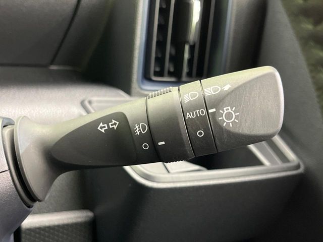 【オートライト】周りの明るさに応じて自動でヘッドライトの点灯・消灯ができる機能です！ライトの付け忘れ・消し忘れなどが無くなり、雨の日や夕方の走行も安心！トンネル通過時も便利ですね♪