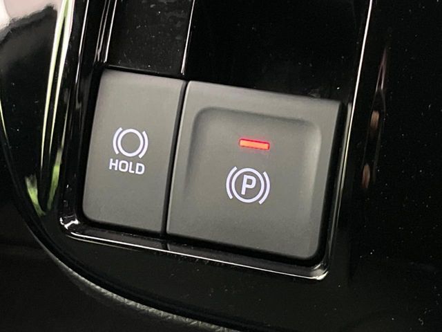 【電動パーキングブレーキ】パーキングブレーキは便利な電動式！ボタン一つで操作でき、アクセルを踏めば自動で解除されます♪レバーやペダルが無いので運転席廻りもすっきりしますね♪