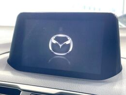 【マツダコネクトナビ】車内の雰囲気にマッチした一体型タイプのナビ。各種車輌設定やBluetooth再生等、様々な機能が楽しめます。直感的なダイヤル操作が可能で、使い勝手も良好です。