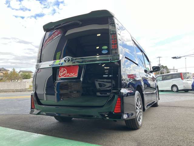 ご来店の際は赤い看板を目印にご来店ください。交差点の角なので入りやすく、駐車場も止めやすいですよ！