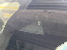 【エマージェンシーブレーキ】走行中に前方の車両等を認識し、衝突しそうな時は警報とブレーキで衝突回避と被害軽減をアシスト。より安全にドライブをお楽しみいただけます。