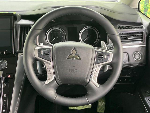 インテリアに合わせたデザインのステアリングは、運転される方のことも考え、運転しやすい形状、大きさです。是非一度、実際に触ってお確かめください。