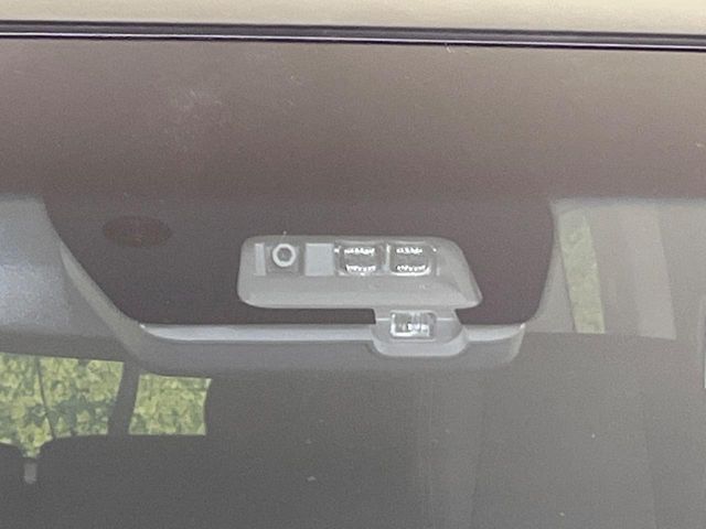 【三菱e-Assist】走行中に前方の車両等を認識し、衝突しそうな時は警報とブレーキで衝突回避と被害軽減をアシスト。より安全にドライブをお楽しみいただけます。