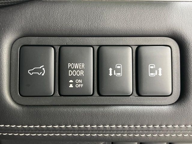 【両側パワースライドドア】スマートキーや運転席のスイッチで後席両側スライドドアの開閉が可能♪電動だから力を入れてドアを開ける必要が無く、小さなお子様でも簡単に開け閉めでき快適です♪