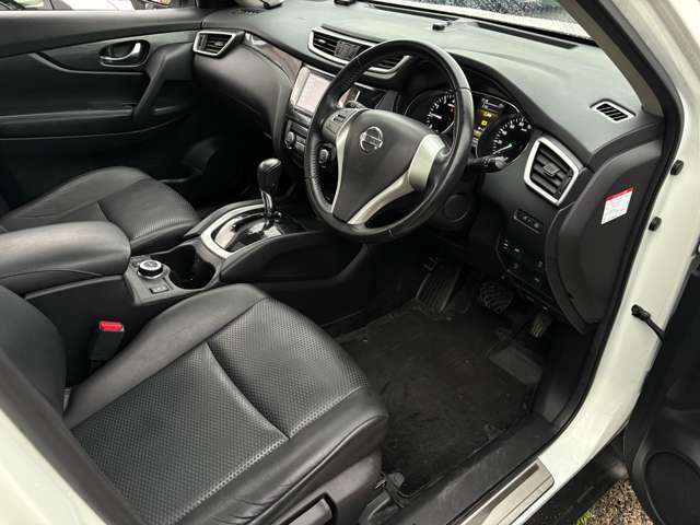 車内で一番汚れる運転席もご覧いただいた通り綺麗な状態です♪シートリフターで目線の高さを変えられるので女性でも運転しやすいお車です♪足元のマットも破れや等なく綺麗な状態です。もちろん全席装備です♪