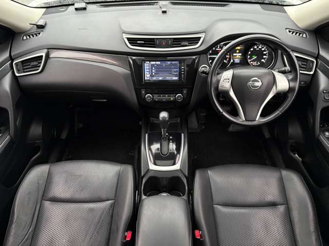 車内はご覧の通り清潔感のある室内でございます♪スイッチ類などもシンプルな操作のしやすいものですので機械が苦手な方でも安心ですね♪もちろん禁煙車なので煙草の匂いや焦げ跡はございません♪