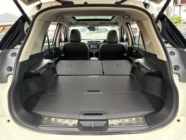 人数や荷物によって変化自在のラゲッチスペースです♪開口部が大きくワイドに作られており、大きな荷物でも楽々積み込む事が出来ます♪旅行や荷物の多い時でも安心出来ます♪