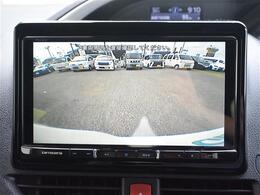 【バックカメラ】駐車時に後方がリアルタイム映像で確認できます。大型商業施設や立体駐車場での駐車時や、夜間のバック時に大活躍！運転スキルに関わらず、今や必須となった装備のひとつです！