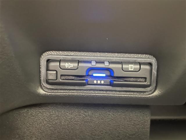 【ETC】有料道路を利用する際に料金所で停止することなく通過できる、ETC車載器（ノンストップ自動料金収受システム機器）が装備されています。セットアップを行うことで利用可能になります。