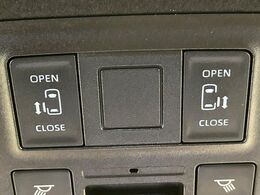 【両側パワースライドドア】スマートキーや運転席のスイッチで後席両側スライドドアの開閉が可能♪電動だから力を入れてドアを開ける必要が無く、小さなお子様でも簡単に開け閉めでき快適です♪