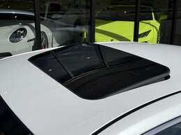 オプション110,000円の電動サンルーフ付き！開放感のあるドライブをお楽しみいただけます。