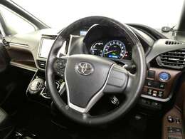 しっかりまとまった感のあるインパネ。各操作スイッチなども使いやすい位置に配置されています