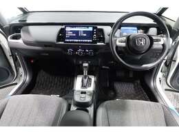 ドライバーを包み込むように、ディスプレーやスイッチ、コンソールを配置。座った瞬間から運転への期待が！空間そのものの心地よさにこだわっています。