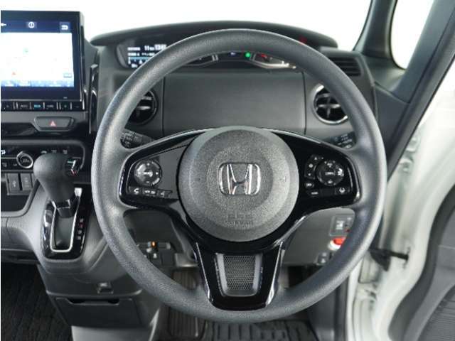 【Honda SENSING】 カメラ等装置で精度の高い検知能力を発揮、安全運転を支援します。ステアリング上のコントローラーに注目！