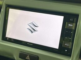 【純正ナビ】人気の純正ナビを装備しております。ナビの使いやすさはもちろん、オーディオ機能も充実！キャンプや旅行はもちろん、通勤や買い物など普段のドライブも楽しくなるはず♪