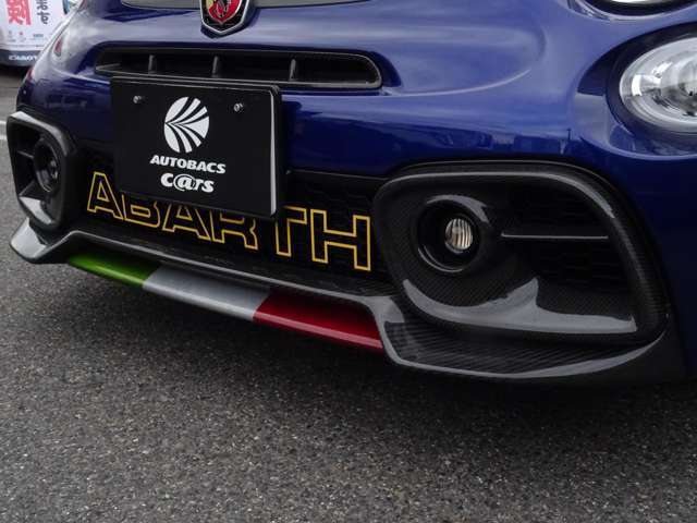 まずはフロントグリル、カーボン仕様のグリルが決まっている！さらにはロゴインパクトで”ABARTH”をアピール！さらにはバンパーインサートもトリコロール仕様！