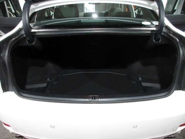 当社の整備はディーラー、認証工場と提携しております。走行テスト、点検、整備と各職人さんに当社が心を鬼にして良い状態に仕上げることに全力を尽くさせます！