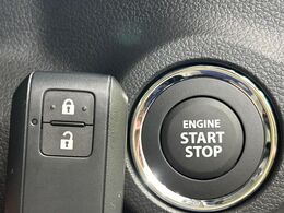 【キーレススタートシステム】カバンやポケットに入れたままでもドアの施錠・解錠が可能なスマートキーを装備。エンジンのオン・オフ時もカギを取り出す必要が無いからとっても便利です♪