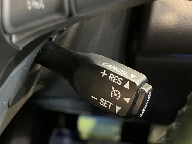 【クルーズコントロール】高速道路もラクラク走行。アクセルを離しても一定速度で走行ができ、長距離運転時の負担を軽減！加速・減速も簡単なスイッチ操作で調整できます。