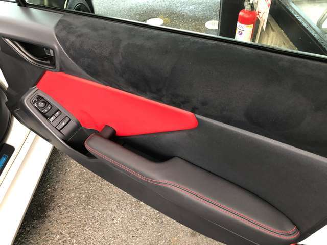洗練されたデザインの運転席回りはドライビングの愉しさを予感させてくれます♪
