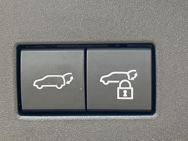 【パワーバックドア】スマートキーや運転席のボタンを押すだけでリアゲートが自動で開閉します！荷物を持っている時や、高い位置にあるバックドアを閉める際に便利な機能です♪
