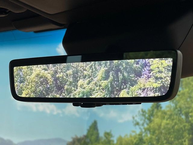 【デジタルインナーミラー】後席の大きな荷物や同乗者で後方が確認しづらい時でも安心！カメラが撮影した車両後方の映像をルームミラー内に表示。クリアな視界で状況の確認が可能です！