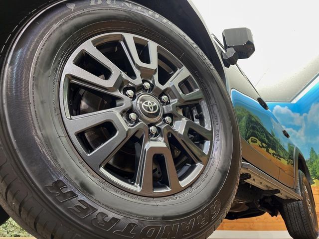 【純正18インチアルミホイール】外観にマッチした純正アルミホイールを装着しております。各種Aftermarketアルミホイールや、スタッドレスタイヤも取扱いしております。是非ご相談ください♪