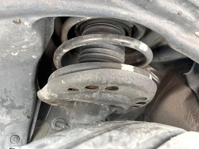 お車を安心してお乗りいただく為には、足回りの定期点検が欠かせません。サービスサポート（有償保証）では無料点検もご提供しており、安心のカーライフをお過ごしいただけるサポート体制が整っています。