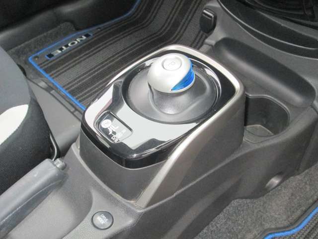 走行セレクターはシンプル形状　電動車のためトランスミッションは未搭載Sとエコの走行モードでアクセルを離すと自動的にブレーキが利く「eペダル」作動します
