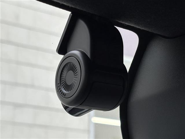 【ドライブレコーダー】映像・音声などの運転中の記録を残します。事故などを起こした起こされた時の証拠になりえますので、もしも時でも安心ですね。