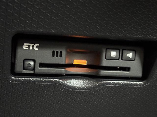 【ETC】有料道路を利用する際に料金所で停止することなく通過できる、ETC車載器（ノンストップ自動料金収受システム機器）が装備されています。セットアップを行うことで利用可能になります。