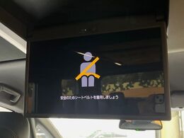【後席モニター】家族や友人とお出かけする機会が多い方に大人気の後席モニターを装備！見やすい位置に画面がありテレビやDVDの視聴も快適！友達もお子様も、後席にしか乗らなくなるかも？？