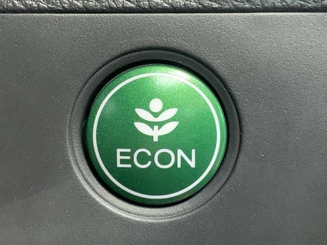 ご存知ECONスイッチを装備！エアコンとパワー出力を抑えてよりエコなドライブを可能にする魔法のスイッチです！