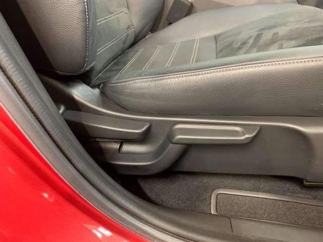 高さ調整も可能なシート。ドライビングポジションは運転には重要ですよね